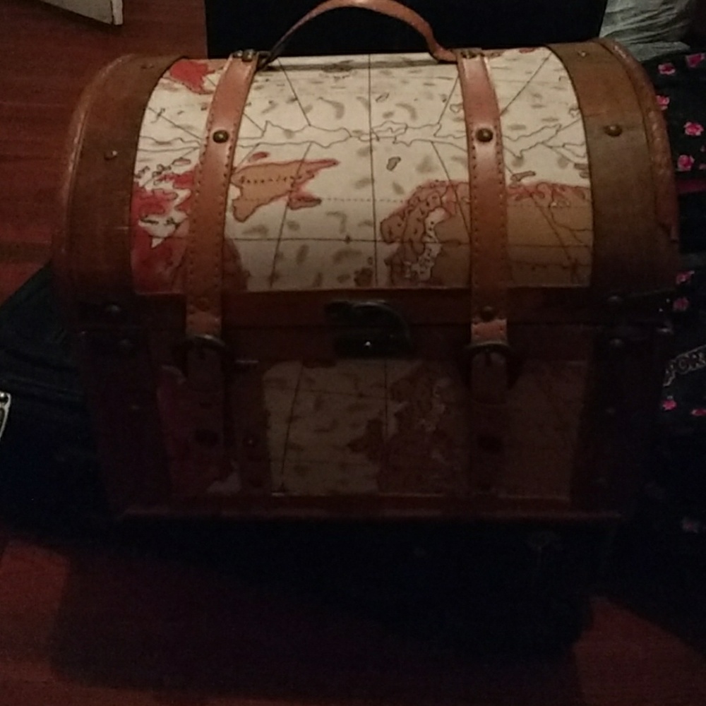 Giant novelty treasure chest